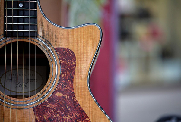 Les erreurs à éviter lorsqu'on achète une guitare folk