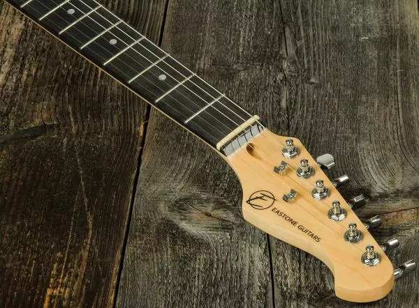 Guitare électrique solid body Eastone STR70T - ferrari red