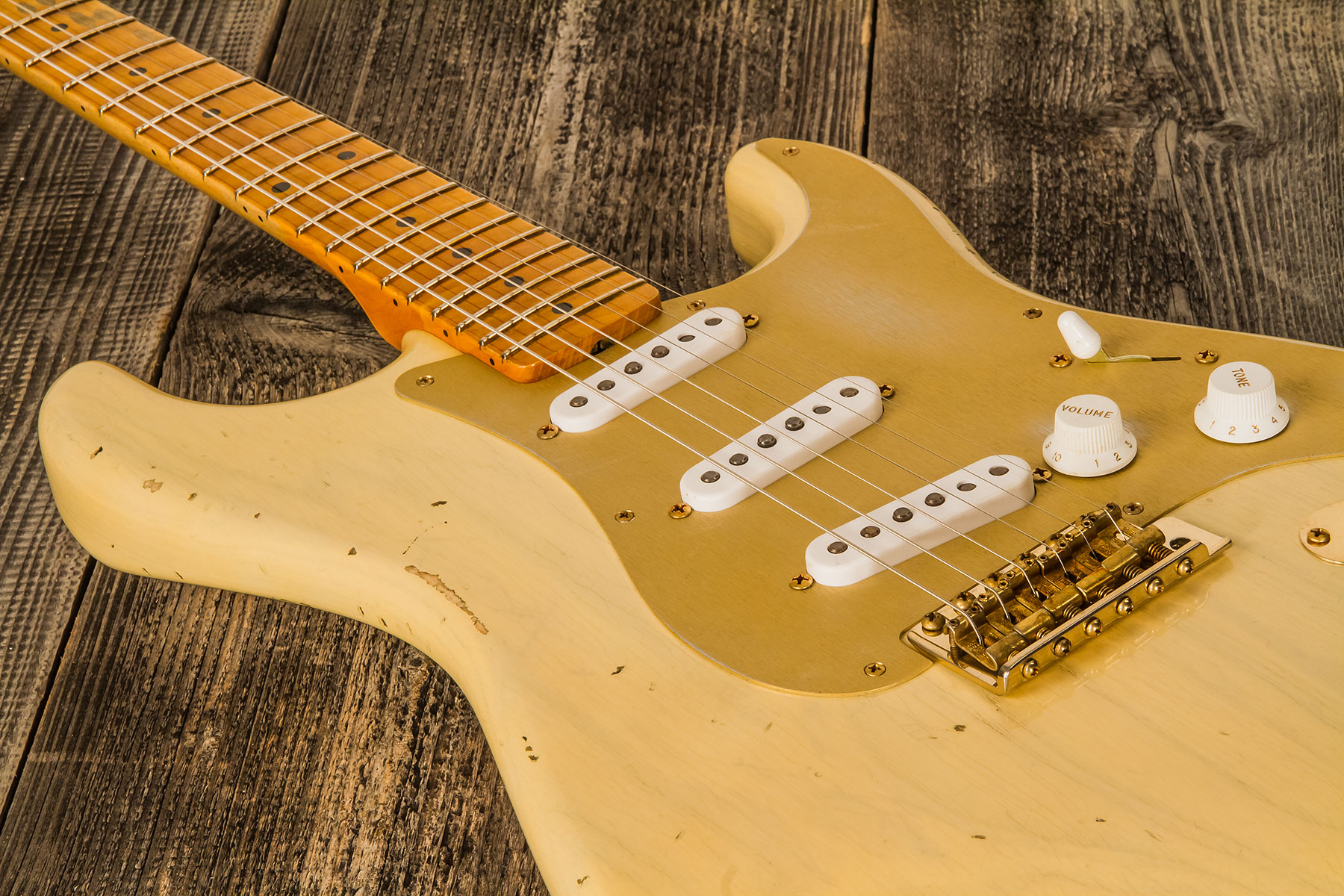 Fender Custom Shop Strat 1955 Bone Tone Usa 3s Trem Mn #cz554628 - Relic Honey Blonde W/ Gold Hardware - Guitare Électrique Forme Str - Variation 3