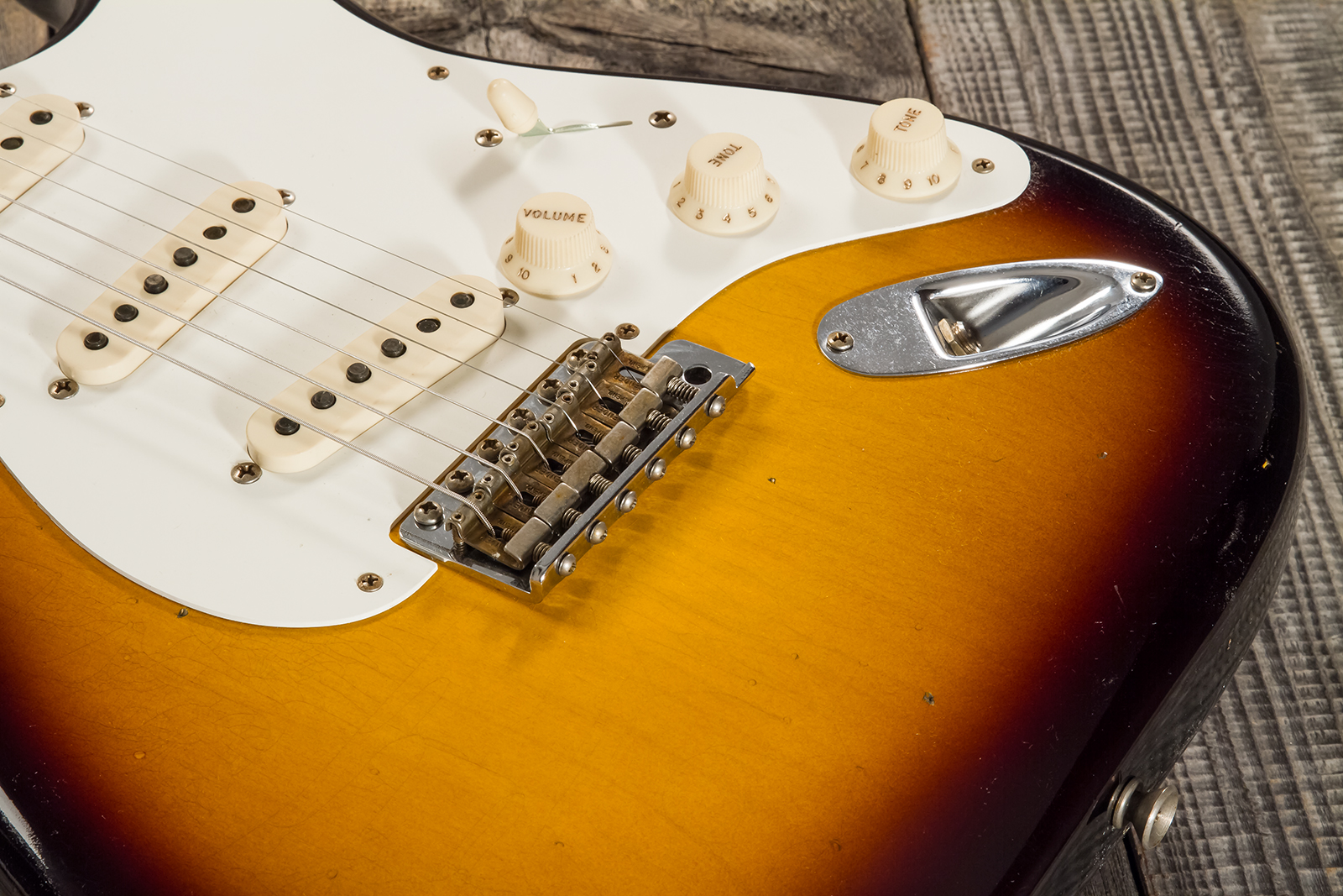 Fender Custom Shop Strat 1956 3s Trem Mn #cz570281 - Journeyman Relic Aged 2-color Sunburst - Guitare Électrique Forme Str - Variation 4