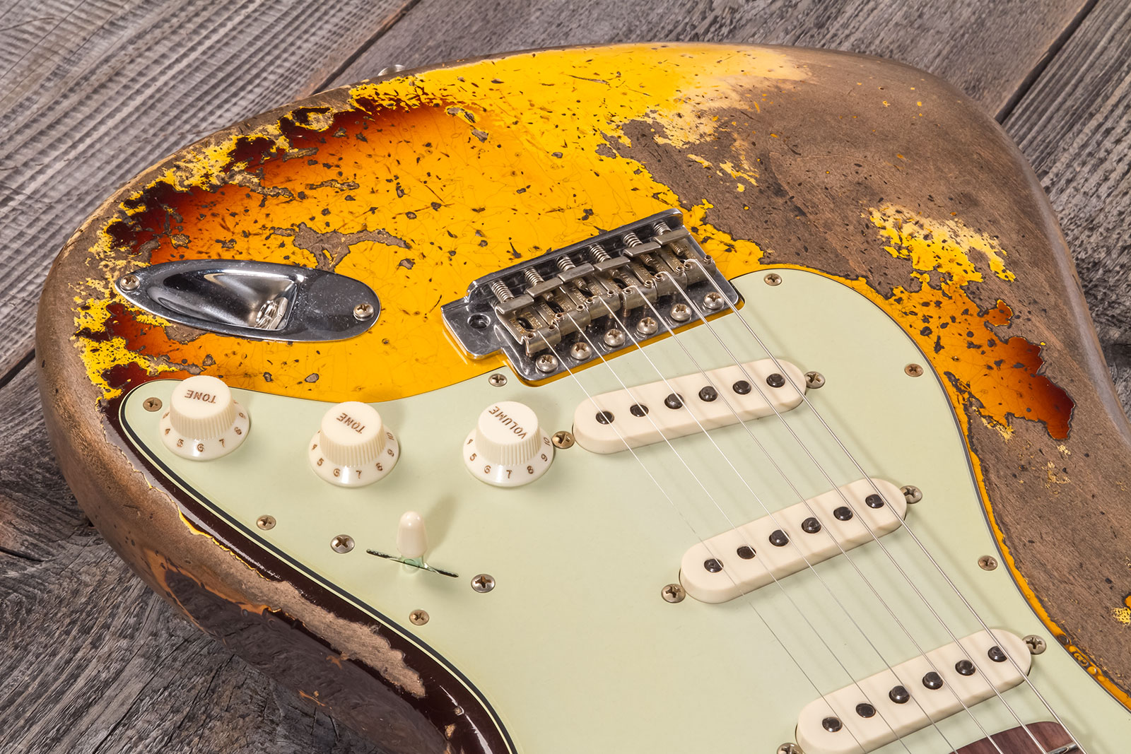 Fender Custom Shop Strat 1959 3s Trem Rw #cz569850 - Super Heavy Relic Aged Chocolate 3-color Sunburst - Guitare Électrique Forme Str - Variation 3