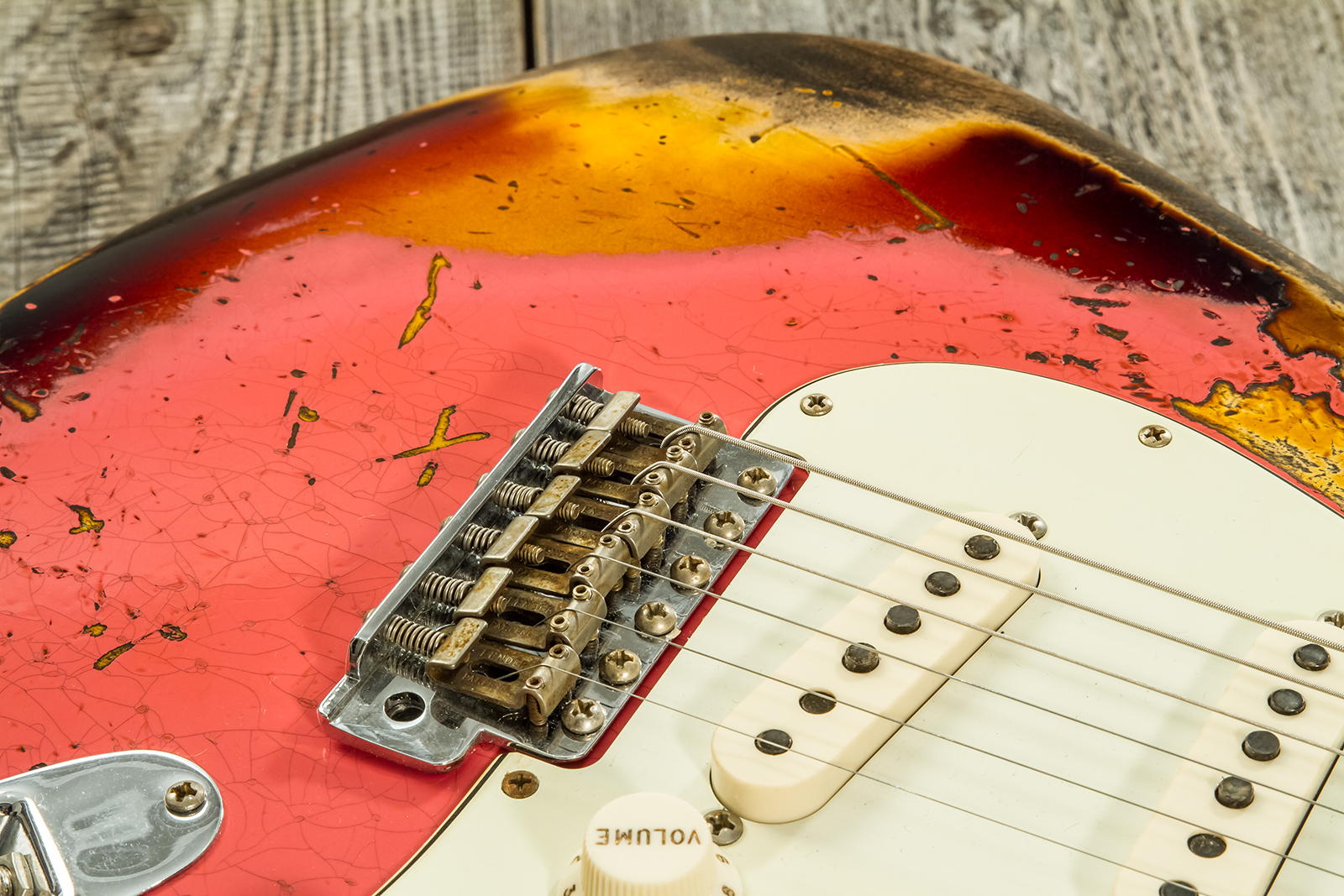 Fender Custom Shop Strat 1960/63 3s Trem Rw #cz566764 - Super Heavy Relic Fiesta Red Ov. 3-color Sunburst - Guitare Électrique Forme Str - Variation 4