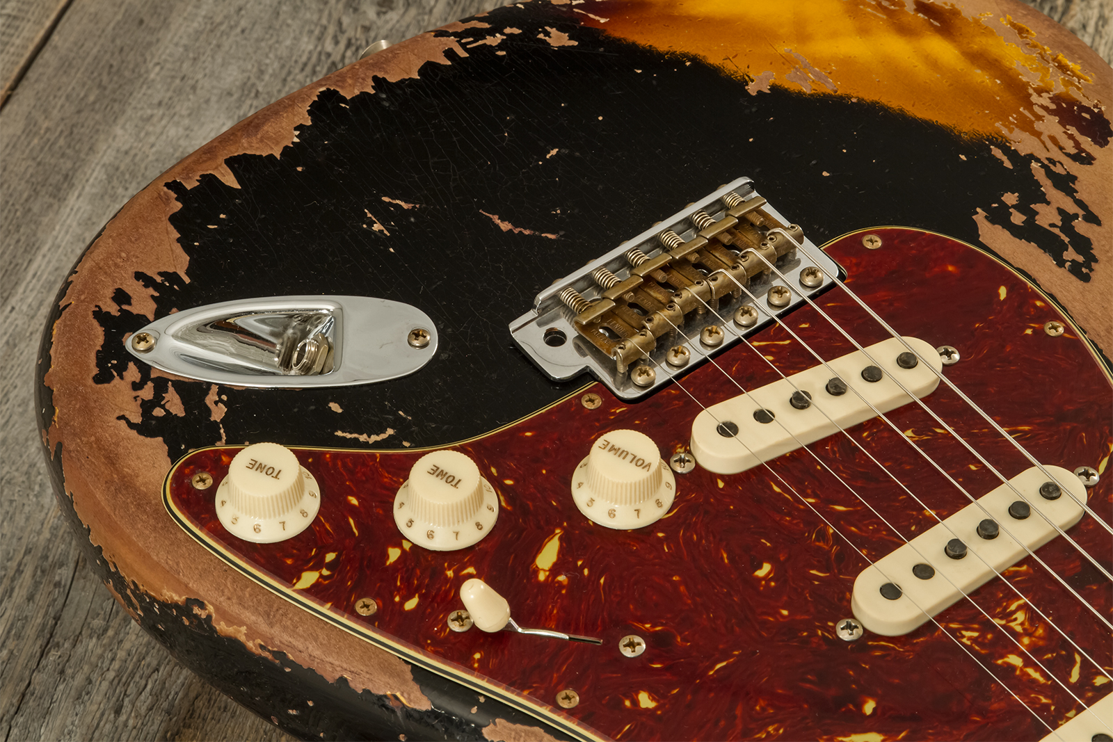 Fender Custom Shop Strat 1960 Roasted 3s Trem Rw #cz581210 - Super Heavy Relic Black O. 2-color Sunburst - Guitare Électrique Forme Str - Variation 3