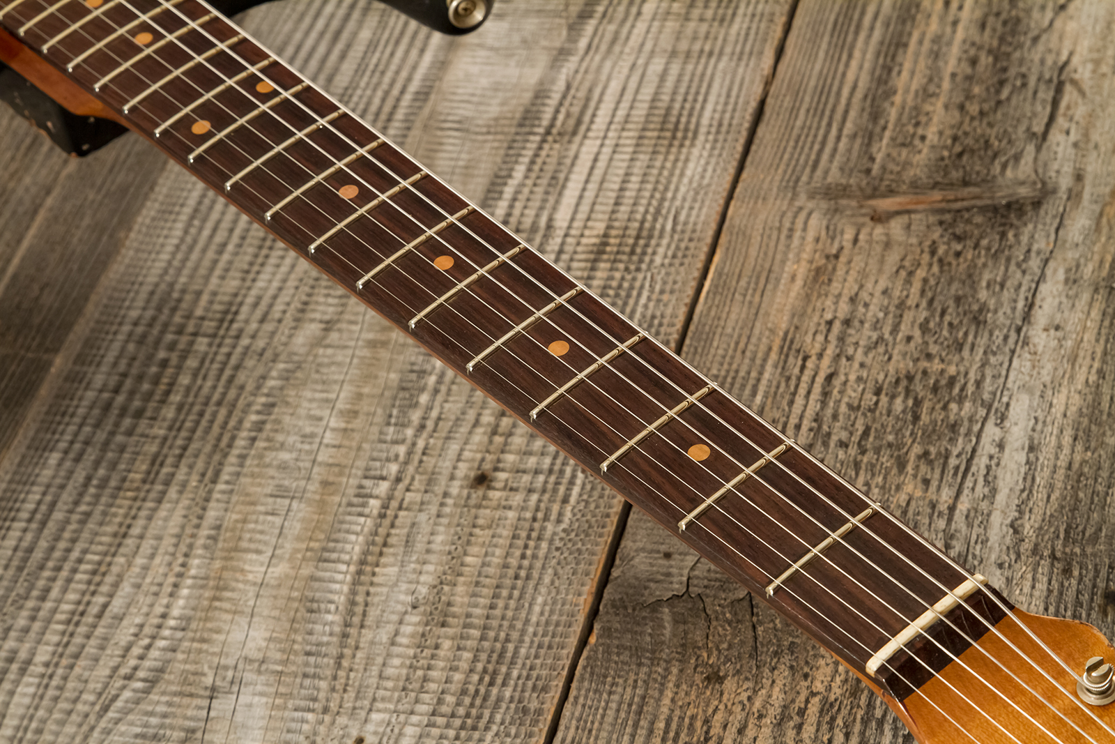 Fender Custom Shop Strat 1960 Roasted 3s Trem Rw #cz581210 - Super Heavy Relic Black O. 2-color Sunburst - Guitare Électrique Forme Str - Variation 5