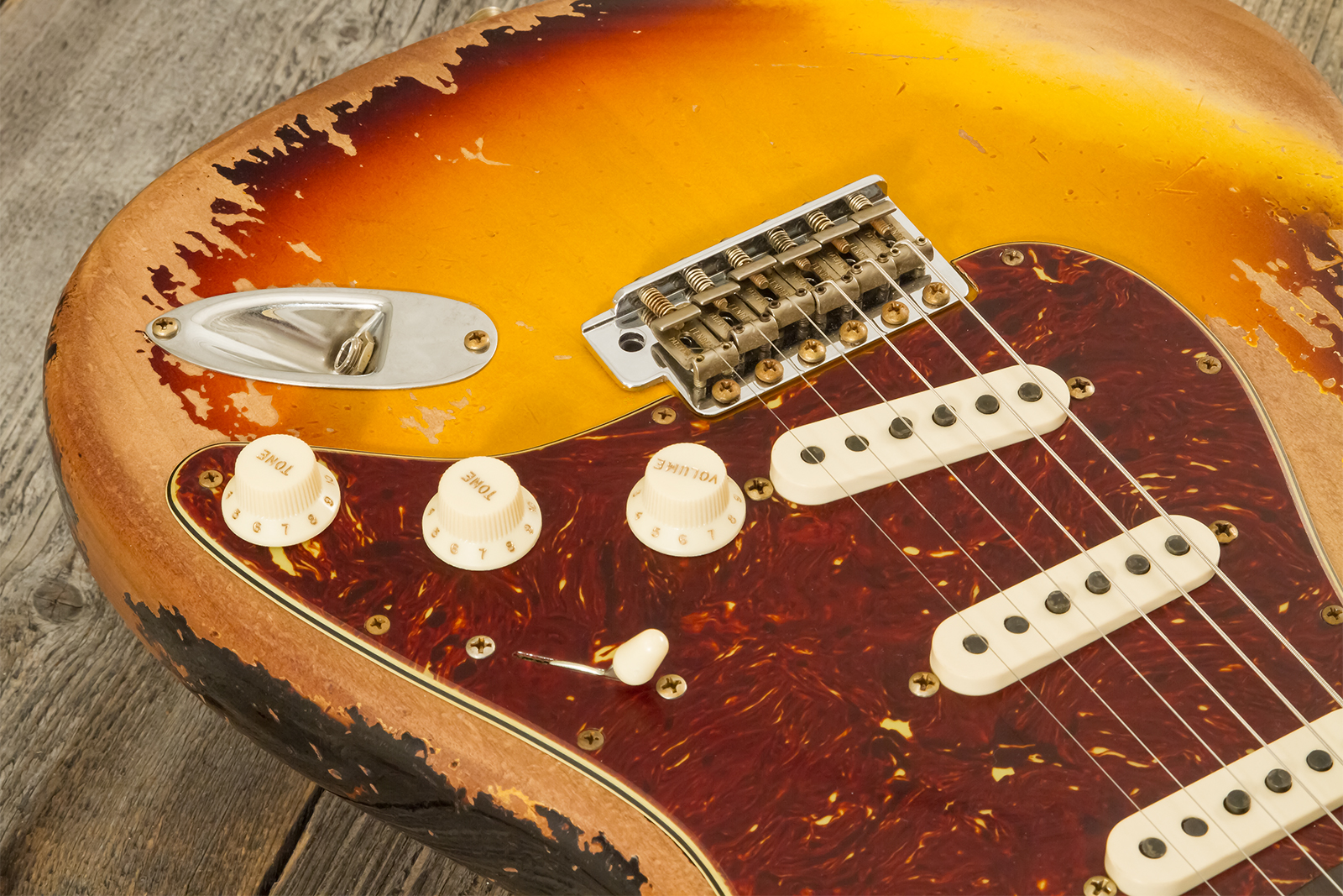 Fender Custom Shop Strat 1960 Roasted 3s Trem Rw #cz583123 - Super Heavy Relic 3-color Sunburst - Guitare Électrique Forme Str - Variation 3