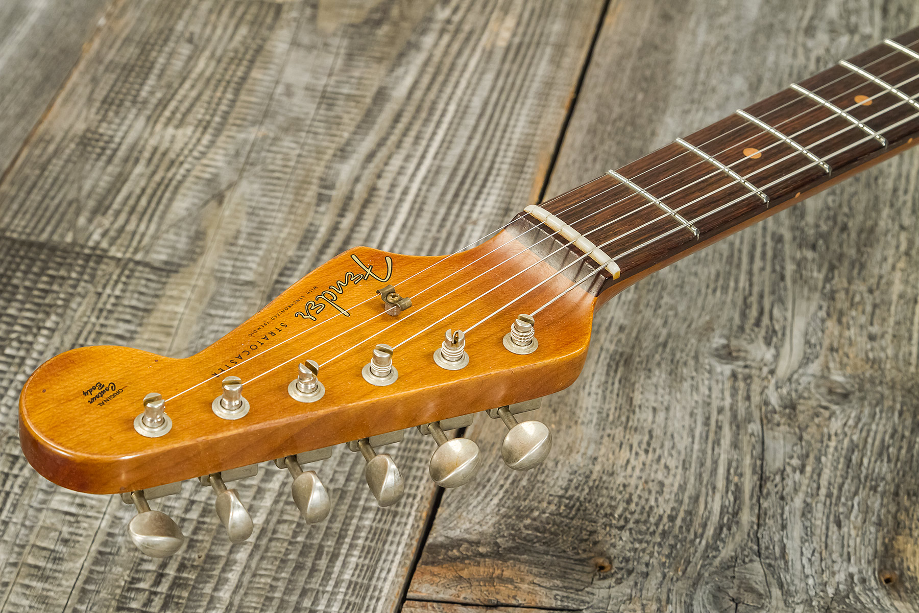 Fender Custom Shop Strat 1961 3s Trem Rw #cz563376 - Heavy Relic Vintage White/3-color Sunburst - Guitare Électrique Forme Str - Variation 10