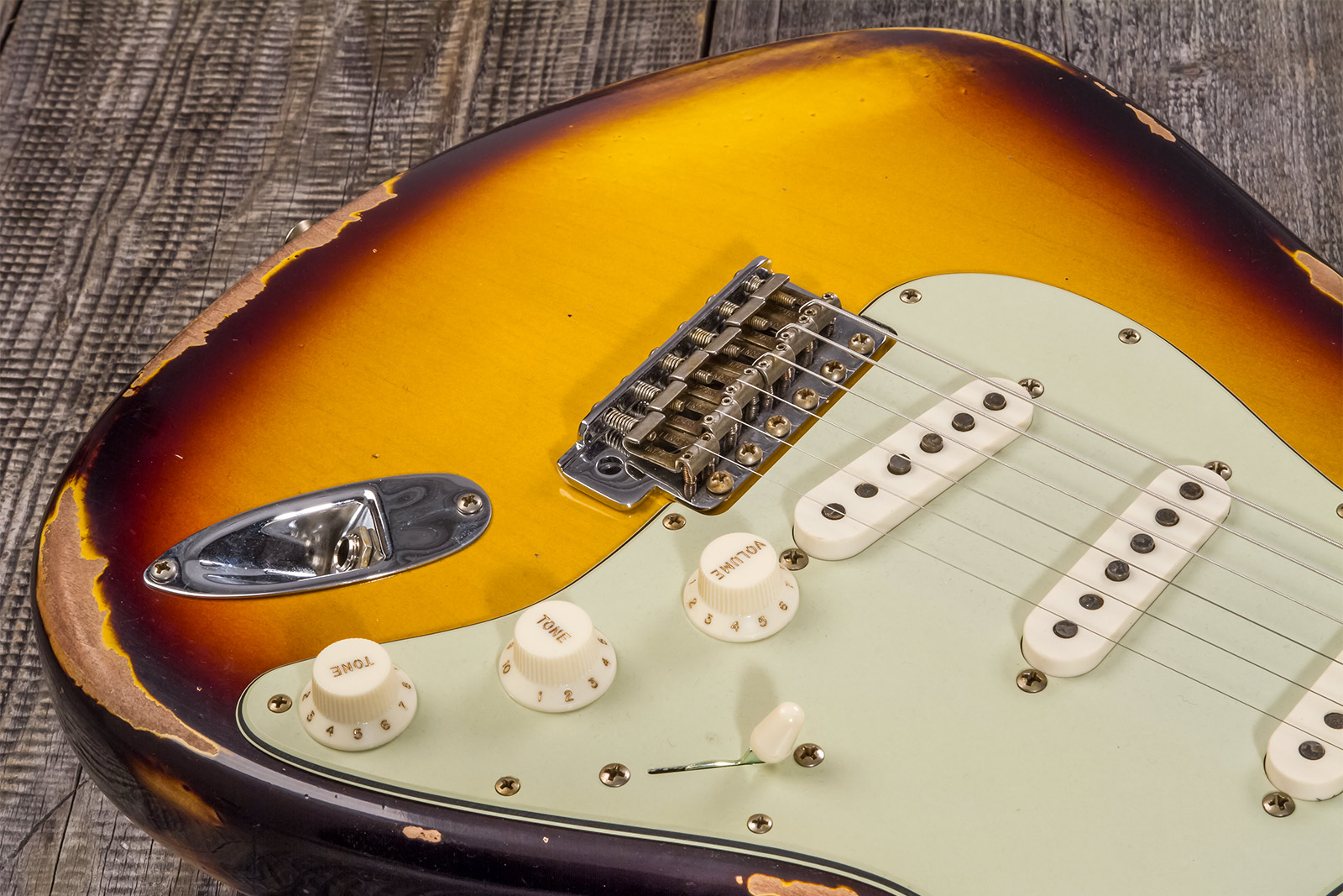 Fender Custom Shop Strat 1961 3s Trem Rw #cz573663 - Heavy Relic Aged 3-color Sunburst - Guitare Électrique Forme Str - Variation 4