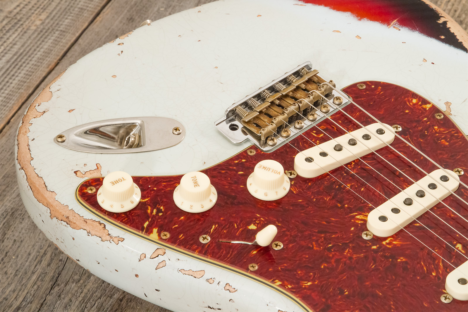 Fender Custom Shop Strat 1961 3s Trem Rw #cz580999 - Heavy Relic Sonic Blue O. 3-color Sunburst - Guitare Électrique Forme Str - Variation 4