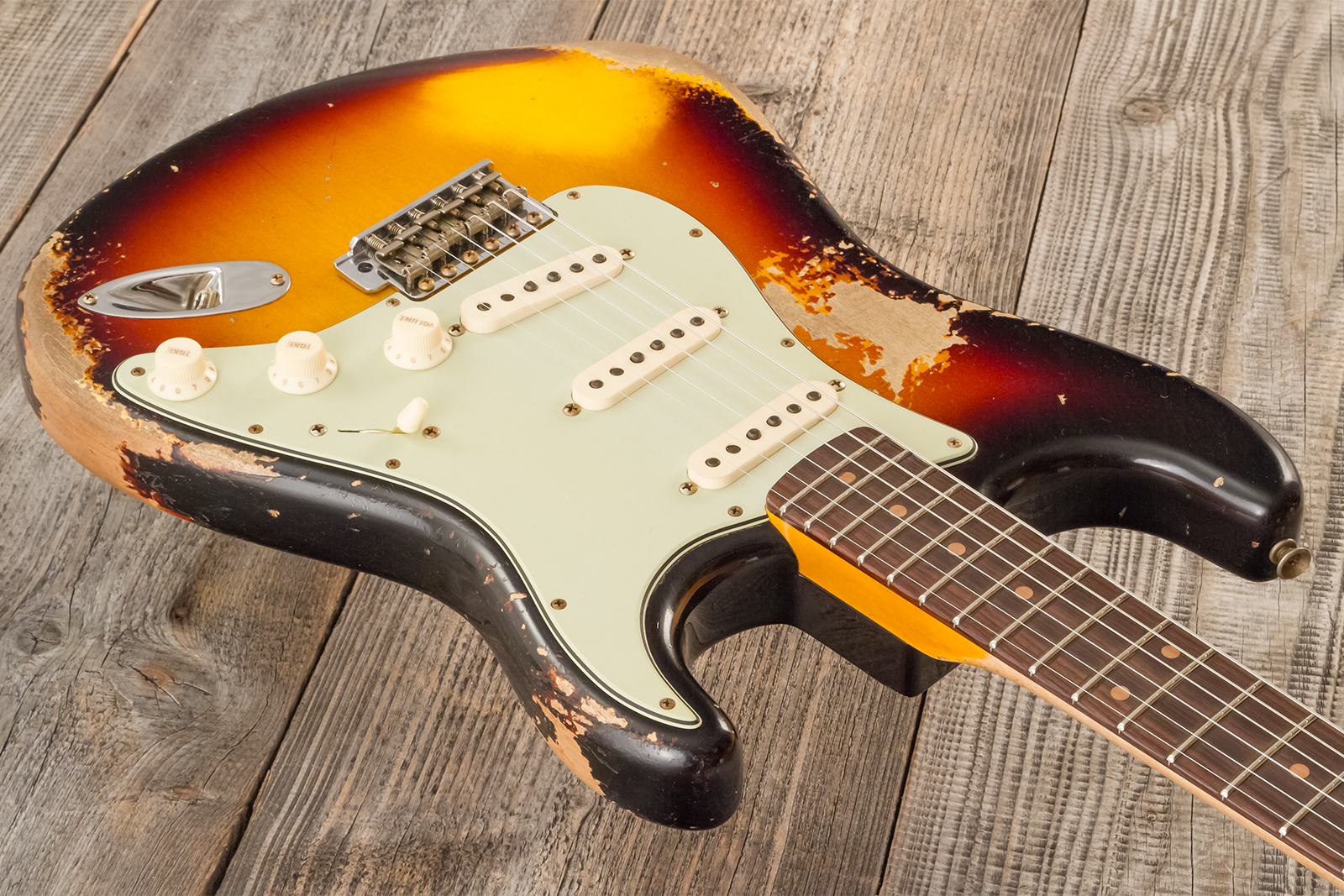 Fender Custom Shop Strat 1961 Bone Tone 3s Trem #cz584251 - Super Heavy Relic 3-color Sunburst - Guitare Électrique Forme Str - Variation 2
