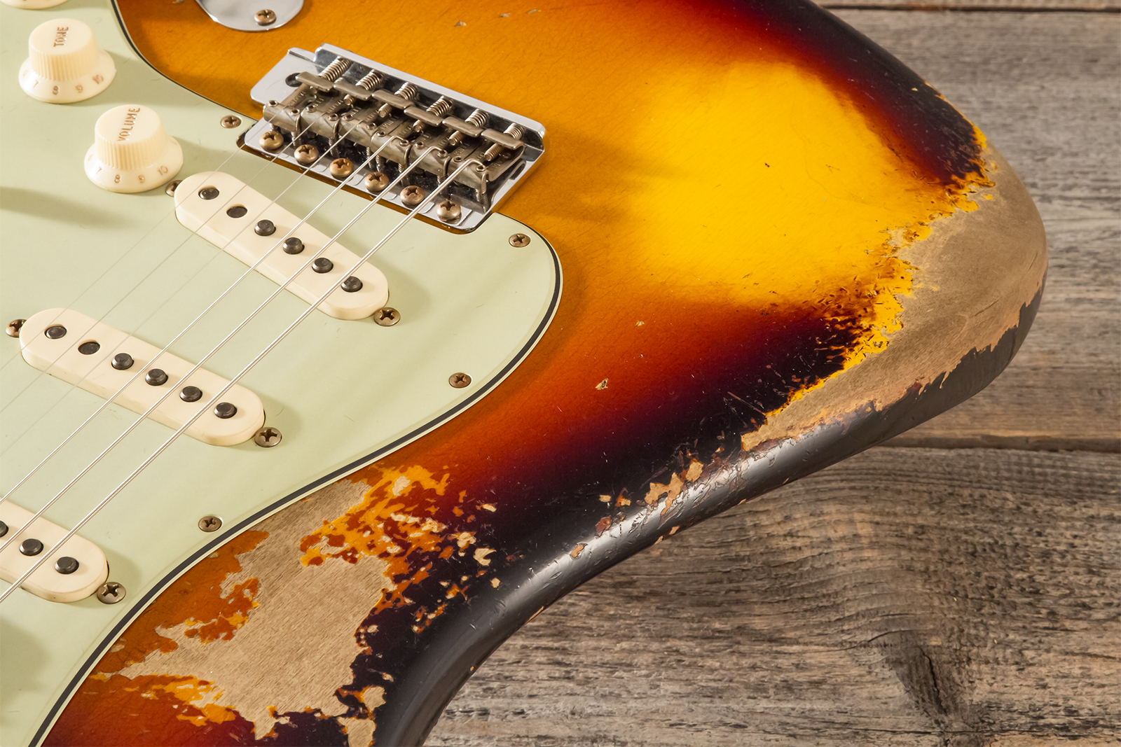 Fender Custom Shop Strat 1961 Bone Tone 3s Trem #cz584251 - Super Heavy Relic 3-color Sunburst - Guitare Électrique Forme Str - Variation 3