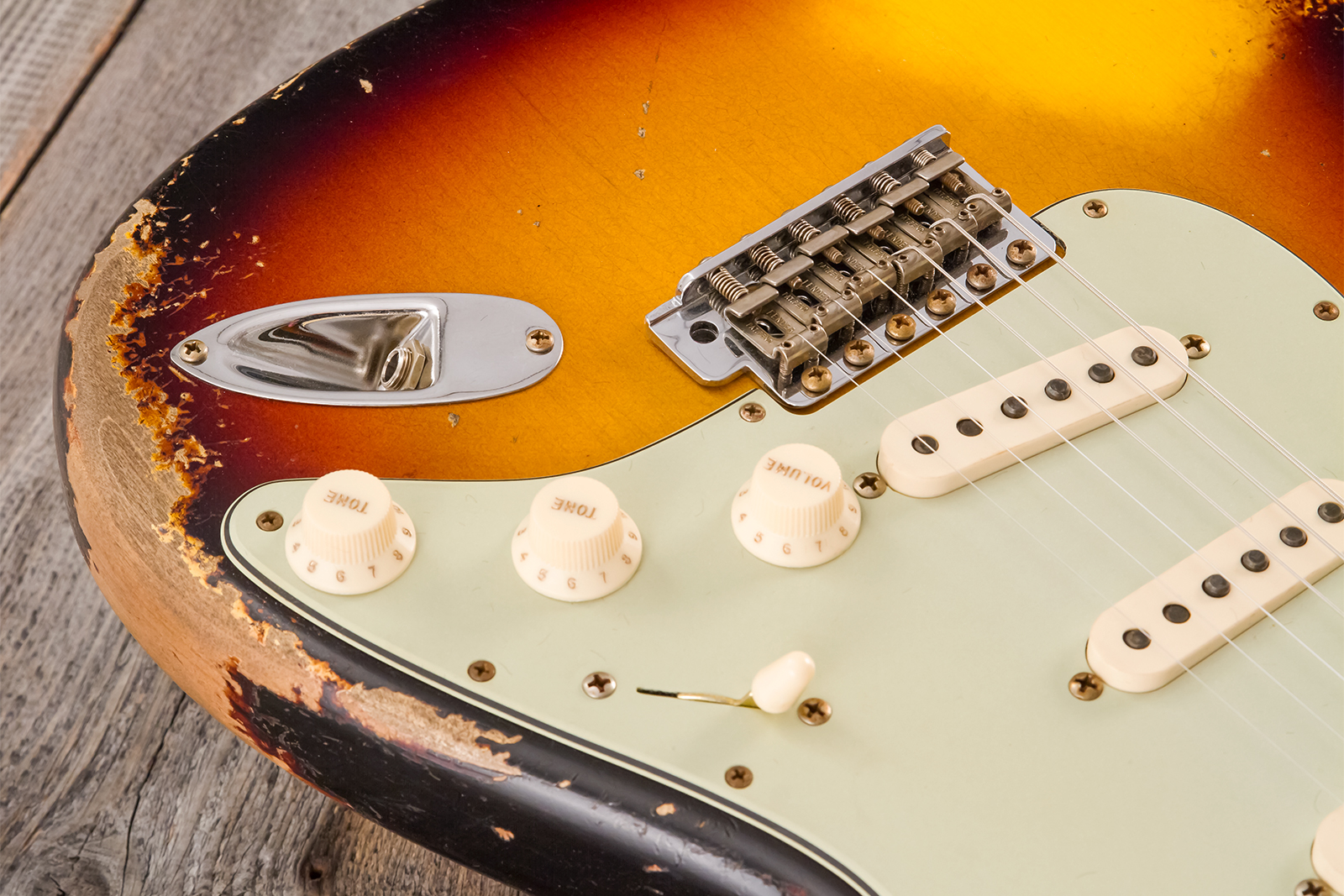 Fender Custom Shop Strat 1961 Bone Tone 3s Trem #cz584251 - Super Heavy Relic 3-color Sunburst - Guitare Électrique Forme Str - Variation 4