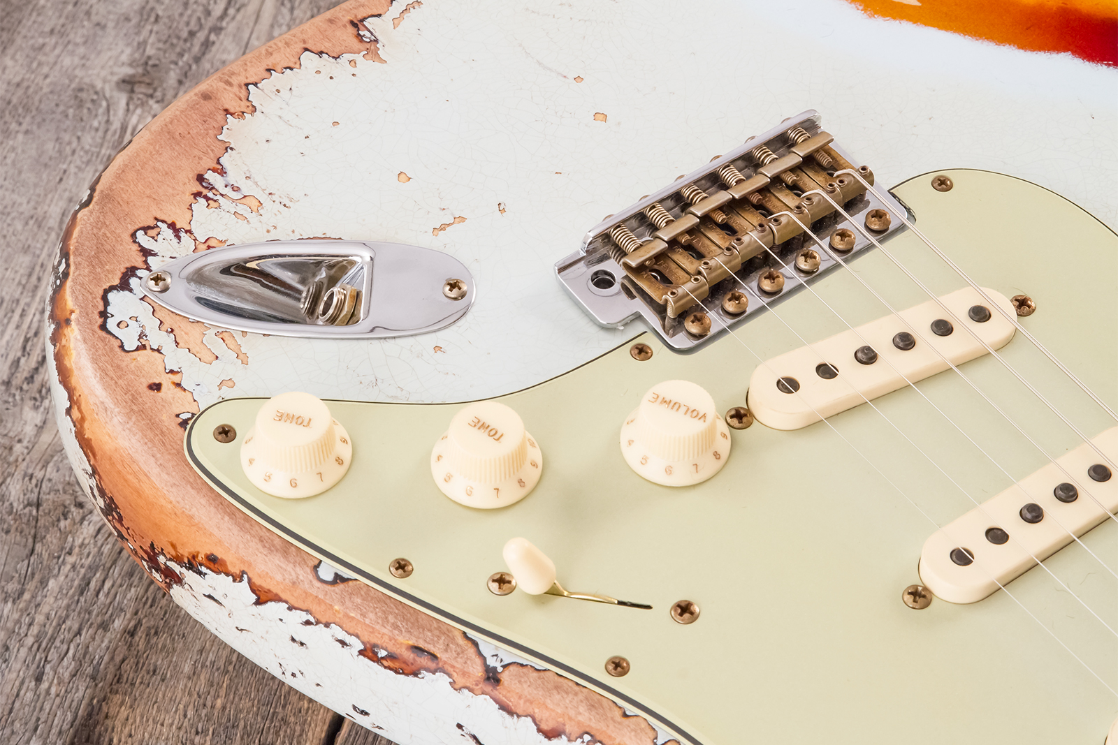 Fender Custom Shop Strat 1961 Bone Tone 3s Trem Rw #cz583129 - Super Heavy Relic Sonic Blue O. 3-color Sunburst - Guitare Électrique Forme Str - Varia