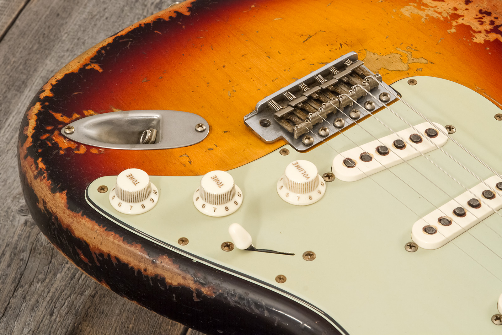Fender Custom Shop Strat 1961 Masterbuilt D.wilson 3s Trem Rw #cz552177 - Heavy Relic 3-color Sunburst - Guitare Électrique Forme Str - Variation 3
