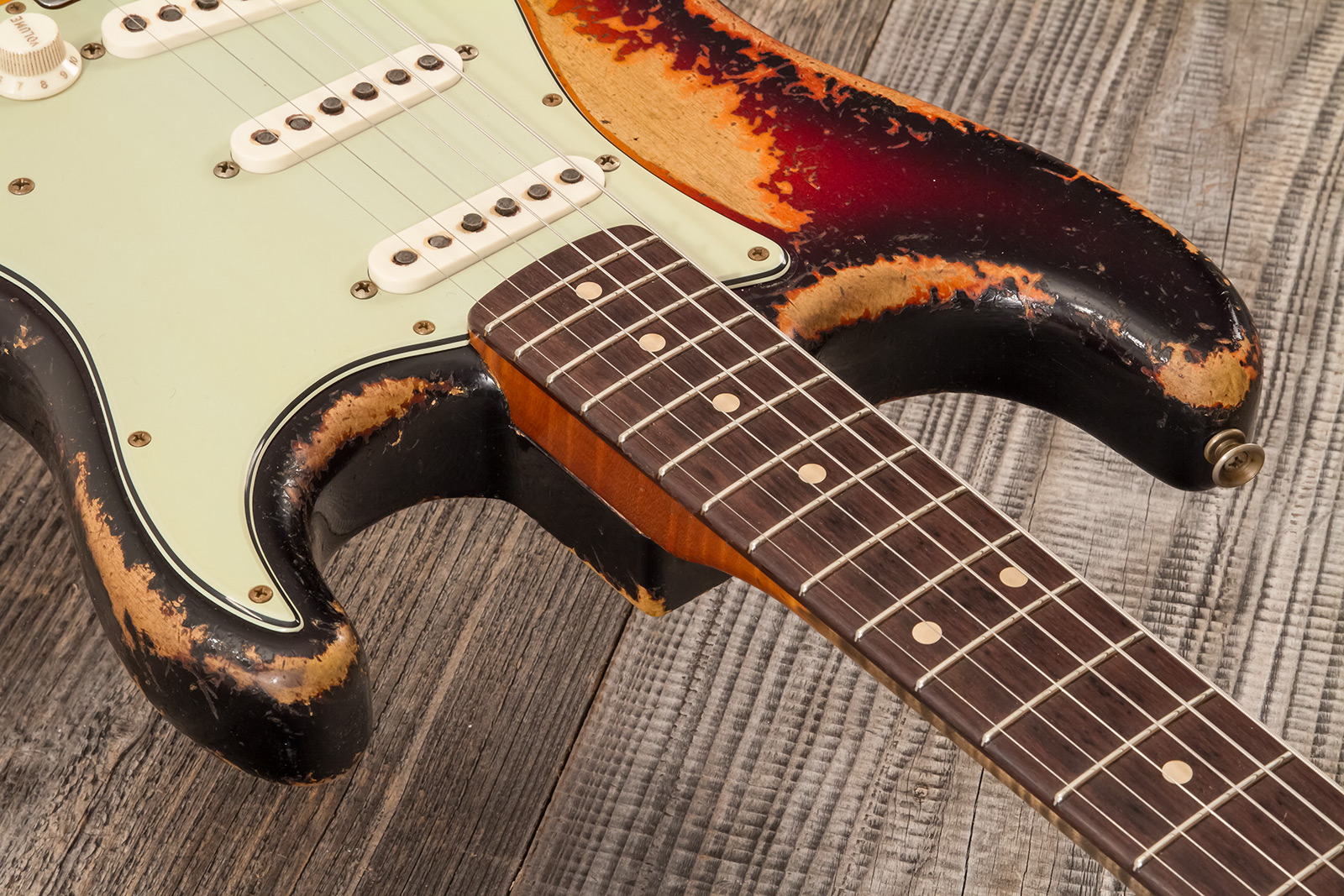 Fender Custom Shop Strat 1961 Masterbuilt D.wilson 3s Trem Rw #cz552177 - Heavy Relic 3-color Sunburst - Guitare Électrique Forme Str - Variation 4
