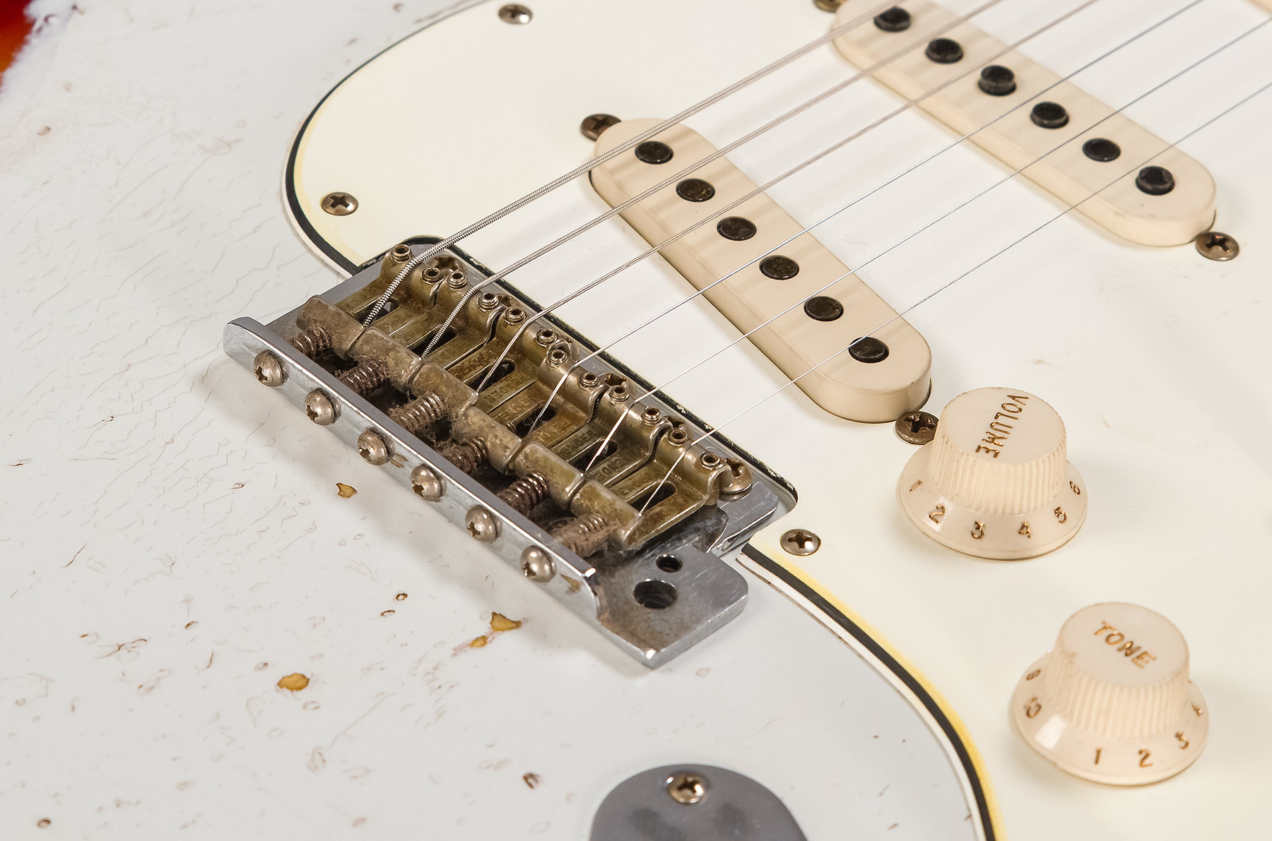 Fender Custom Shop Strat 1963 Masterbuilt K.mcmillin Bla #r117544 - Ultimate Relic Olympic White/3-color Sunburst - Guitare Électrique Forme Str - Var