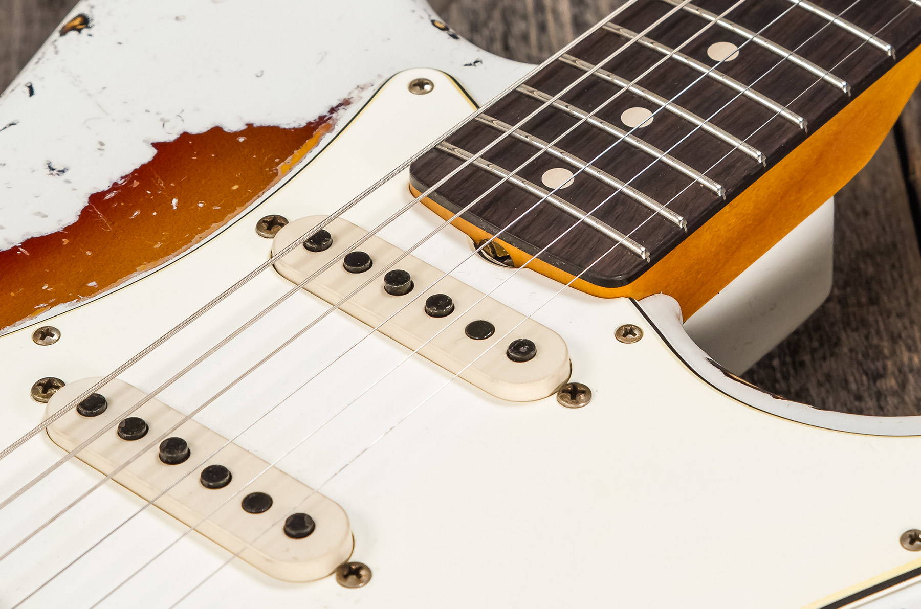 Fender Custom Shop Strat 1963 Masterbuilt K.mcmillin Bla #r117544 - Ultimate Relic Olympic White/3-color Sunburst - Guitare Électrique Forme Str - Var