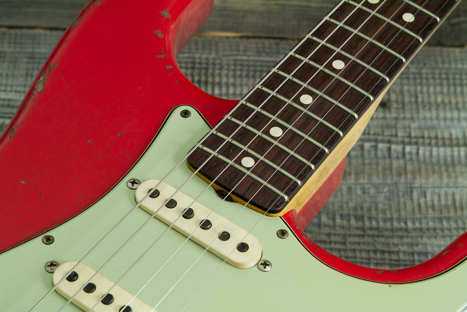 Fender Custom Shop Strat 1963 Mb A.macnutt 3s Trem Rw #r144111 - Relic Fiesta Red - Guitare Électrique Forme Str - Variation 4