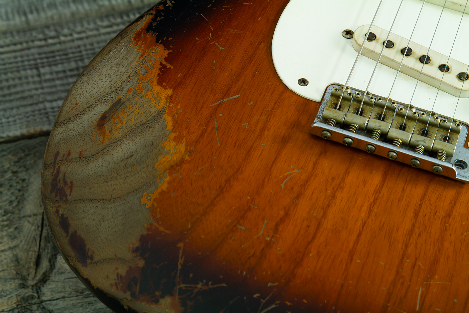 Fender Custom Shop Strat 50s Mb A.macnutt 3s Trem Rw #r132343 - Heavy Relic 2-color Sunburst - Guitare Électrique Forme Str - Variation 3