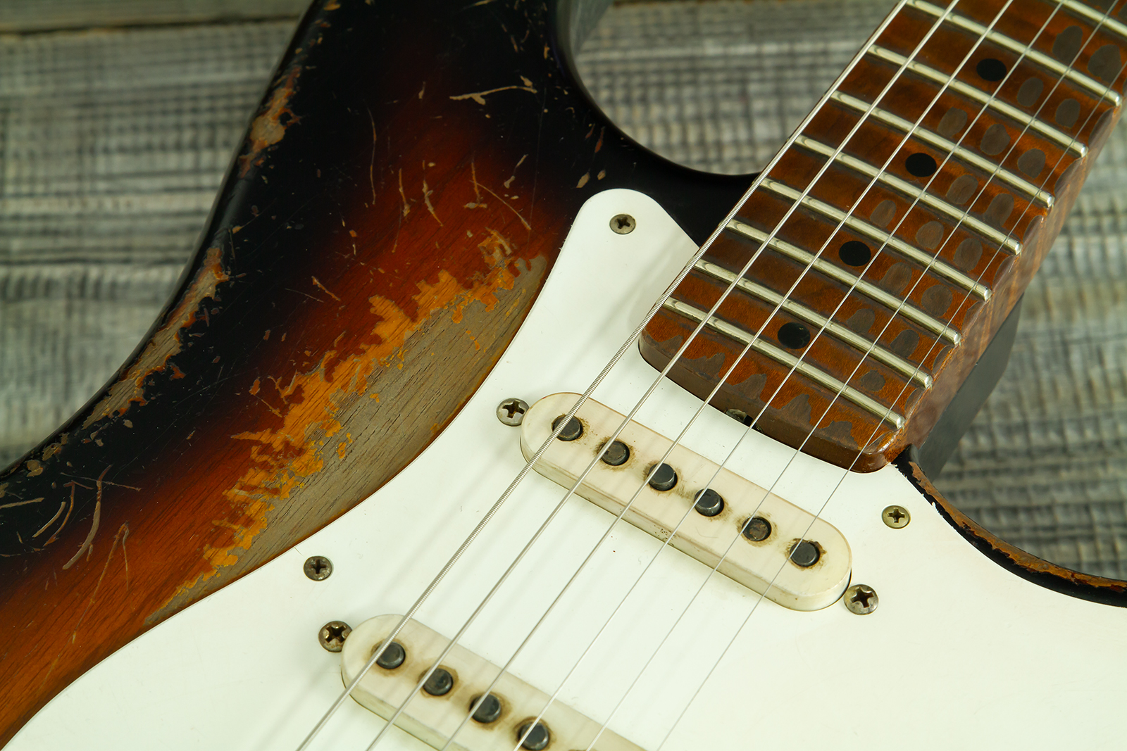 Fender Custom Shop Strat 50s Mb A.macnutt 3s Trem Rw #r132343 - Heavy Relic 2-color Sunburst - Guitare Électrique Forme Str - Variation 5