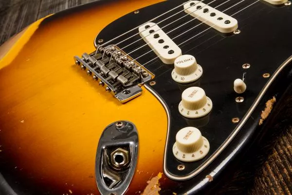 Guitare électrique solid body Fender Custom Shop Dual-Mag II Stratocaster Ltd #CZ563967 - heavy relic 3-color sunburst