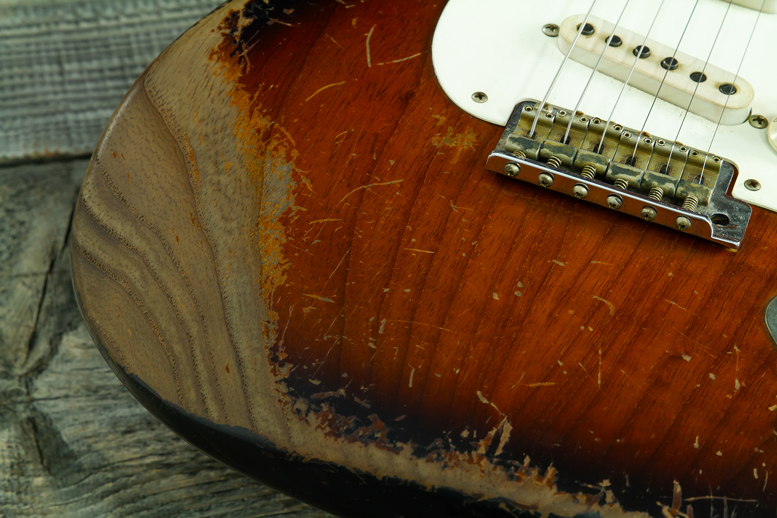 Fender Custom Shop Strat Late 1959 Mb A.macnutt 3s Trem Rw #r147577 - Heavy Relic 2-color Sunburst - Guitare Électrique Forme Str - Variation 3