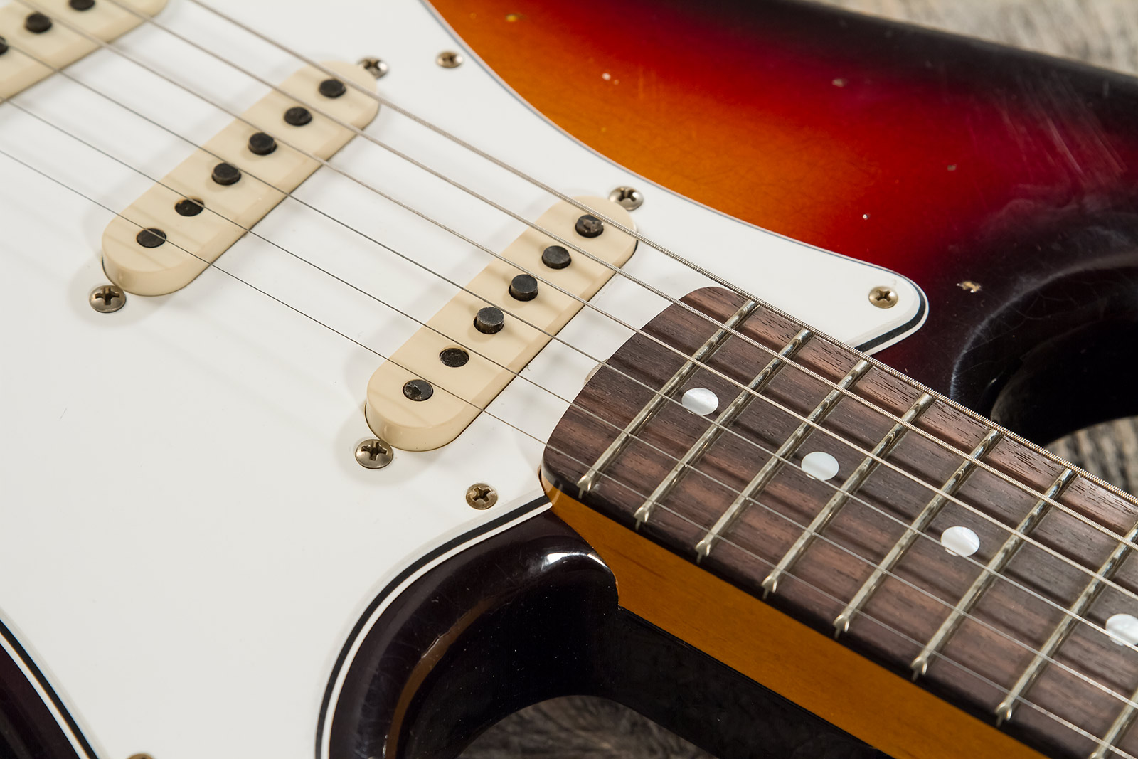 Fender Custom Shop Strat Late 1964 3s Trem Rw #cz569756 - Relic Target 3-color Sunburst - Guitare Électrique Forme Str - Variation 4