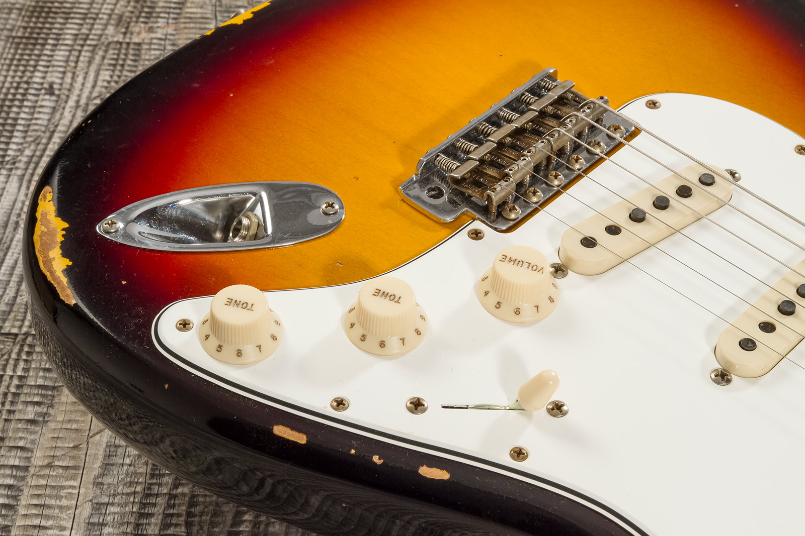 Fender Custom Shop Strat Late 1964 3s Trem Rw #cz569925 - Relic Target 3-color Sunburst - Guitare Électrique Forme Str - Variation 3