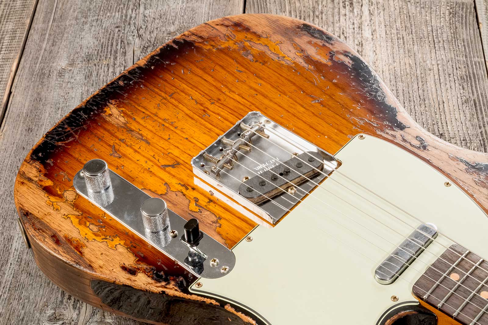 Fender Custom Shop Tele 1963 2s Ht Rw #r136206 - Super Heavy Relic 2-color Sunburst - Guitare Électrique Forme Tel - Variation 3