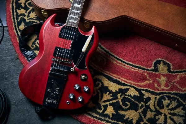 Guitare électrique solid body Gibson SG Standard '61 Faded Maestro Vibrola - vintage cherry