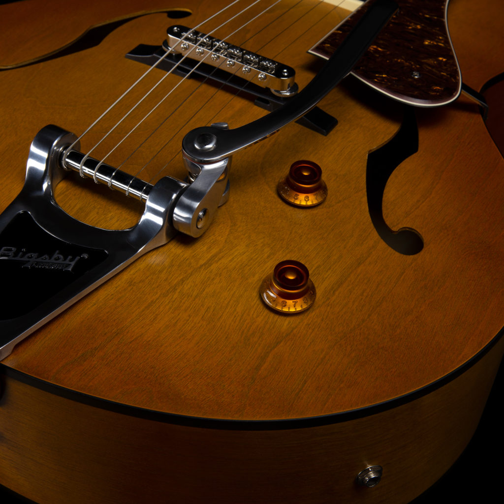 Godin 5th Avenue Jumbo P-rail 1h 1s P90 Bigsby Rw - Harvest Gold Semi-gloss - Guitare Électrique 3/4 Caisse & Jazz - Variation 4