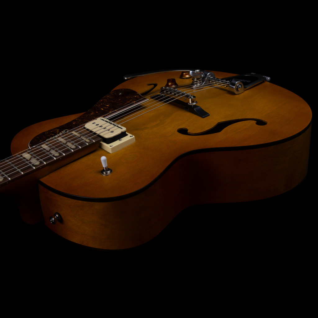 Godin 5th Avenue Jumbo P-rail 1h 1s P90 Bigsby Rw - Harvest Gold Semi-gloss - Guitare Électrique 3/4 Caisse & Jazz - Variation 5