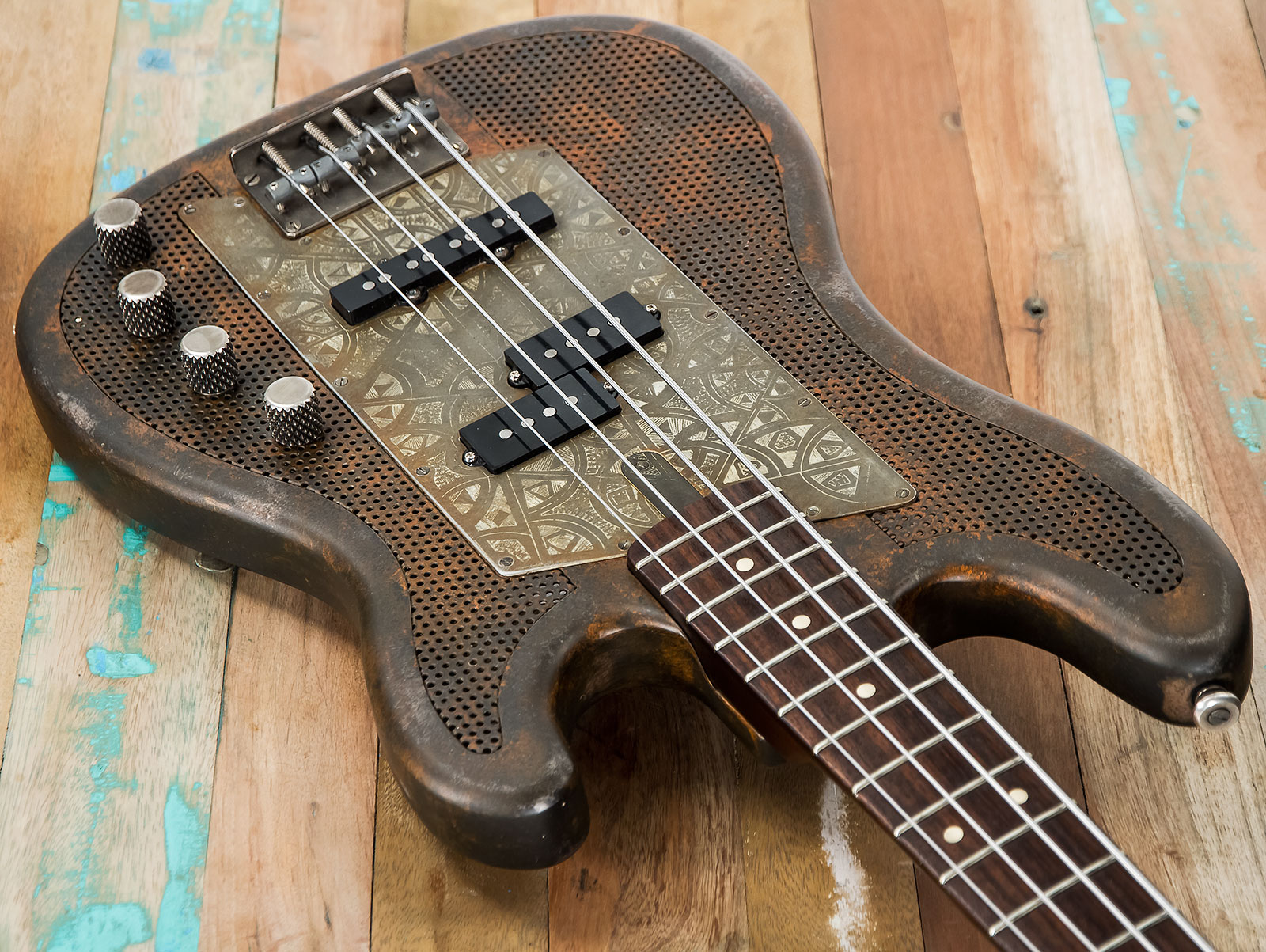 James Trussart Steelcaster Bass Perforated Active Pf #19045 - Rust O Matic African Engraved - Basse Électrique Solid Body - Variation 2
