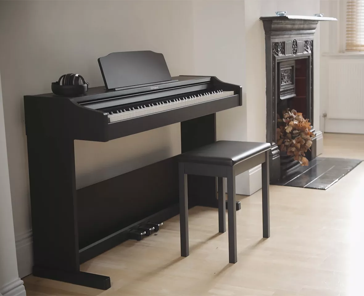 Piano numérique meublé Roland DP 603 CH Noir mat - Neuf - Pianorama