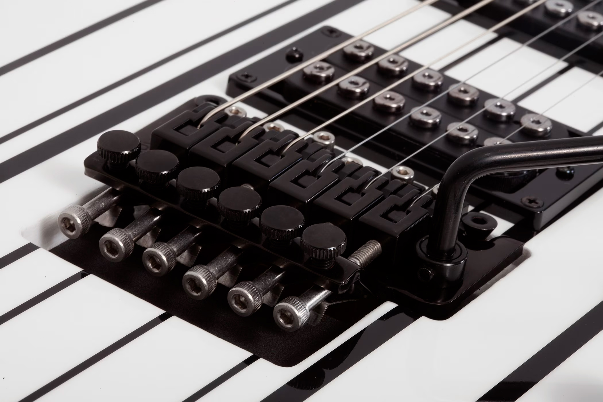 Schecter Synyster Standard Signature 2h Fr Eb - Gloss White With Black Pinstripes - Guitare Électrique Signature - Variation 2