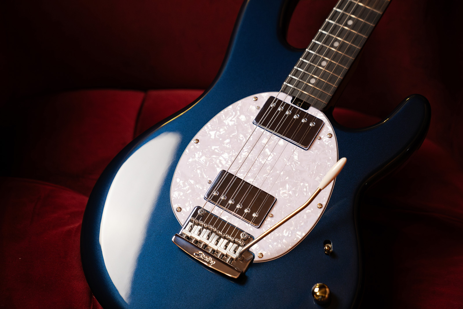 Sterling By Musicman Stingray Ii Trem Hh Rw - Blue Pearl - Guitare Électrique Forme Str - Variation 3